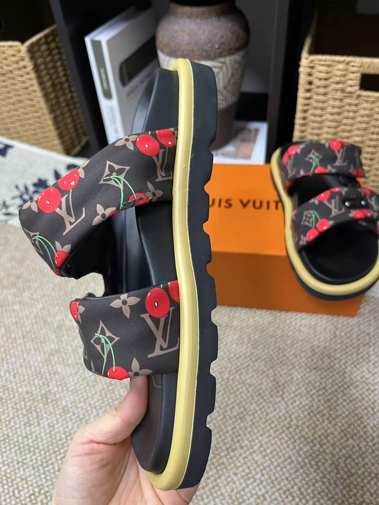 P340 yuan LV Louis Vuitton Full of high-end feel! A popular model among bloggers at home and abroad, it’s retro and fashionable, and looks stunning on your feet! Mainly recommended model on the official website★ ━━━━━ ЅᏇєєt ━━━━━ ▪️Upper: original calfskin ➕5D printing process ▪️Inner: imported mixed sheepskin ▪️Outsole: original molded foam outsole ▪️Size: Female 35-40 Men's 39-44 (women's 41 men's 45)